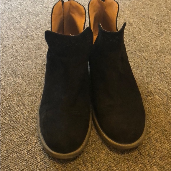 Adorable Cutout Cupid Boots. Size 7. Black - Picture 2 of 3